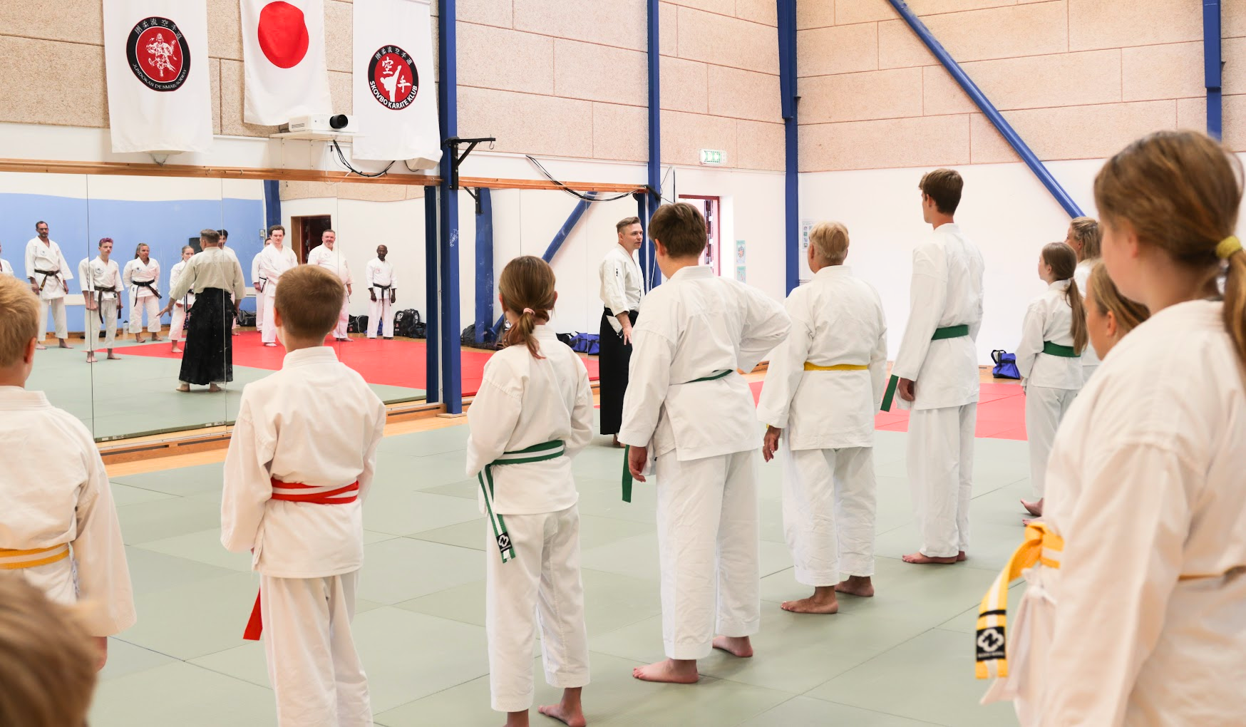 Fælles træning i Skovbo Karate Klubs dojo i Vemmedruphallen